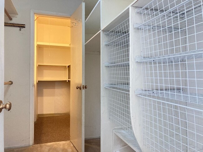 Foto del edificio - Beautifully renovated - Alternate Entrance from Courtyard - In-unit Storage