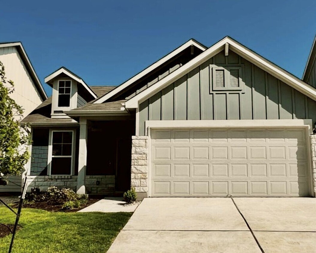 Foto principal - 1690 Sq Ft, 3 Bed, 2 Bath + Study in Reser...