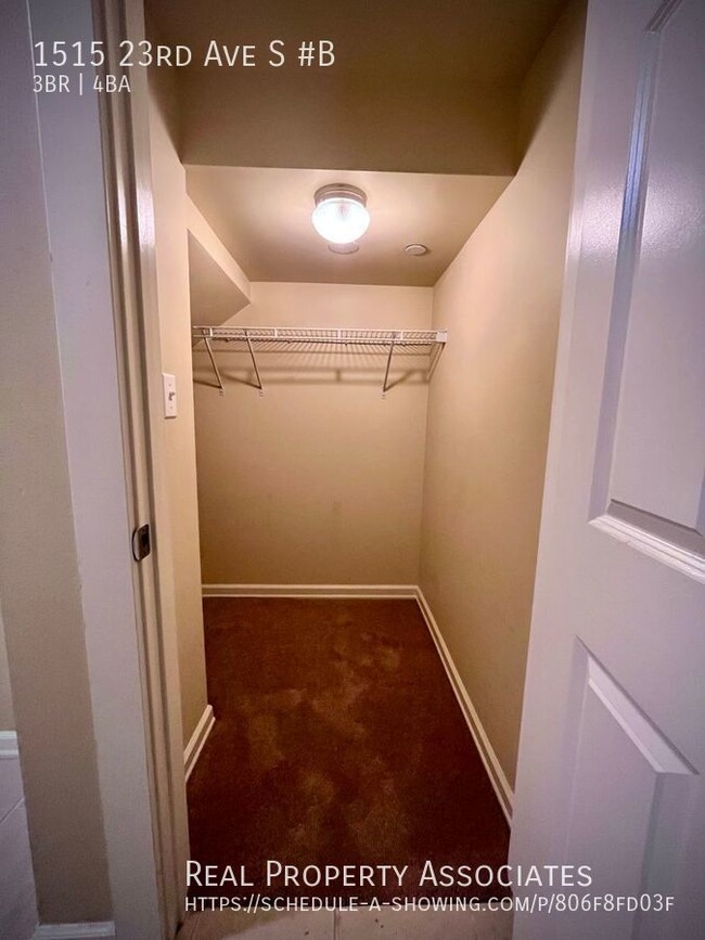 Building Photo - Spacious Townhouse with Yard!