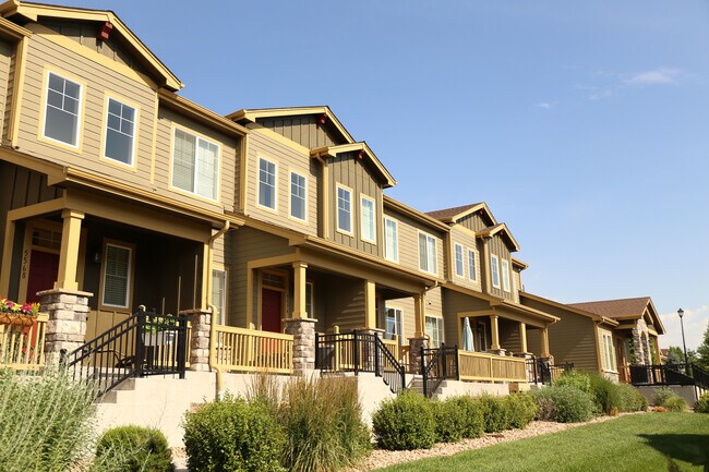 Frente de la casa adosada con porche soleado en la sala de estar - 5580 W 72nd Ave