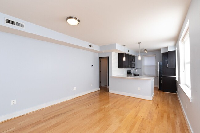 Building Photo - Columbia Heights One Bed/One Bath Updated ...