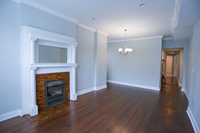 Building Photo - 3824 N Clark St