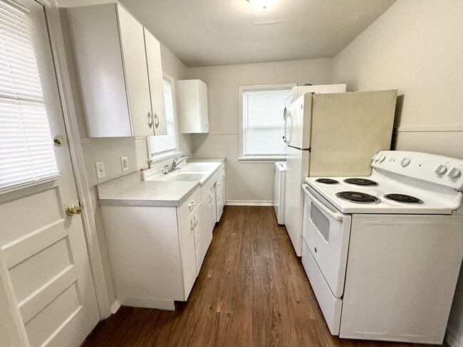 Foto del edificio - 33 8th Ave NW