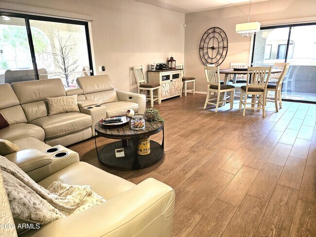 Foto del edificio - 15225 N 100th St