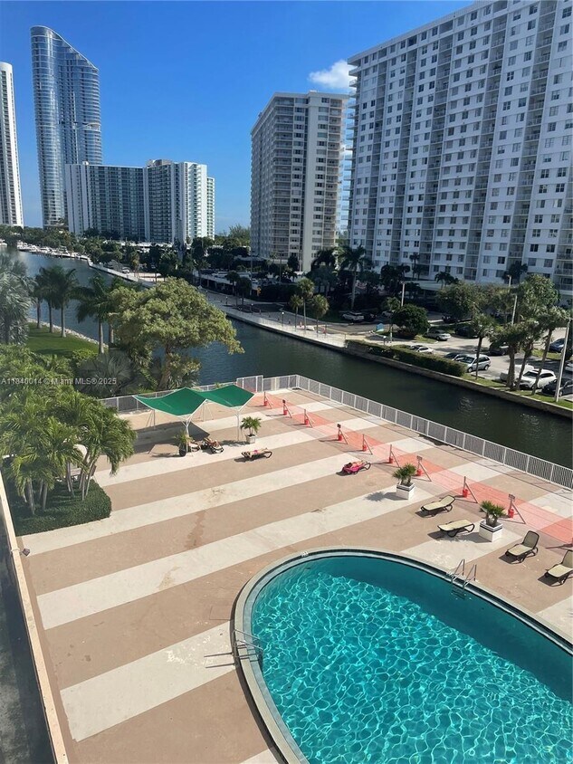 Foto principal - 400 Kings Point Dr