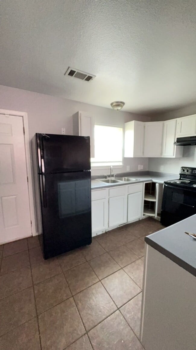 Foto del edificio - C&W Cheema Village