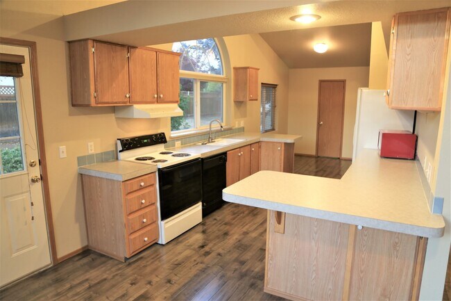 Foto del edificio - 3 Bed 2 Bath Home Some Utilities Included