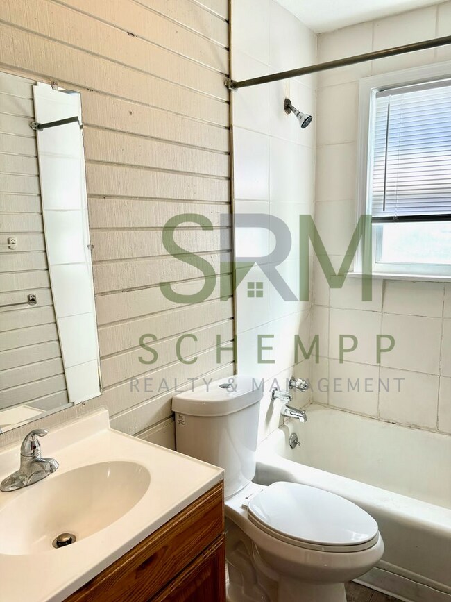 Foto del edificio - Spacious 2 bedroom home near Churchill Downs- Section 8 accepted