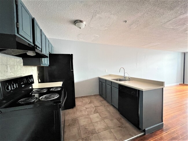 Building Photo - 32 Main St