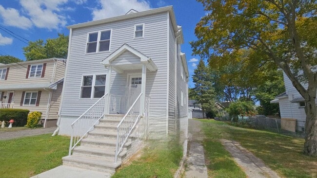 Building Photo - 125 Birch St