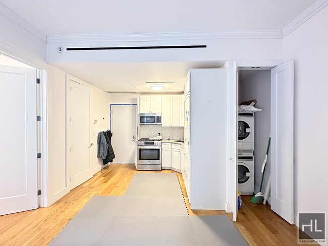 Building Photo - Newly Renovated 1 bedroom with Laundry in ...