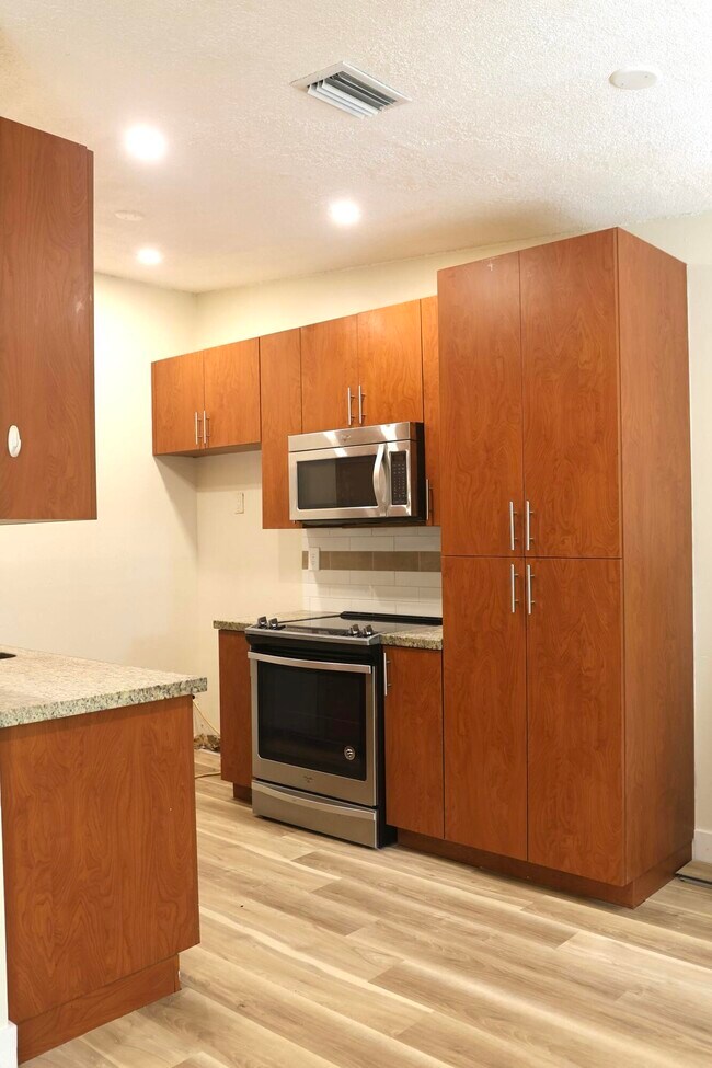 Foto del edificio - 7914 Pembroke Rd