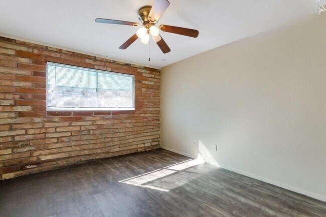 Building Photo - 3076 N Cherry Ave