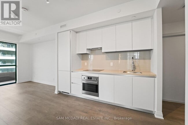 Photo du bâtiment - 4015 The Exchange