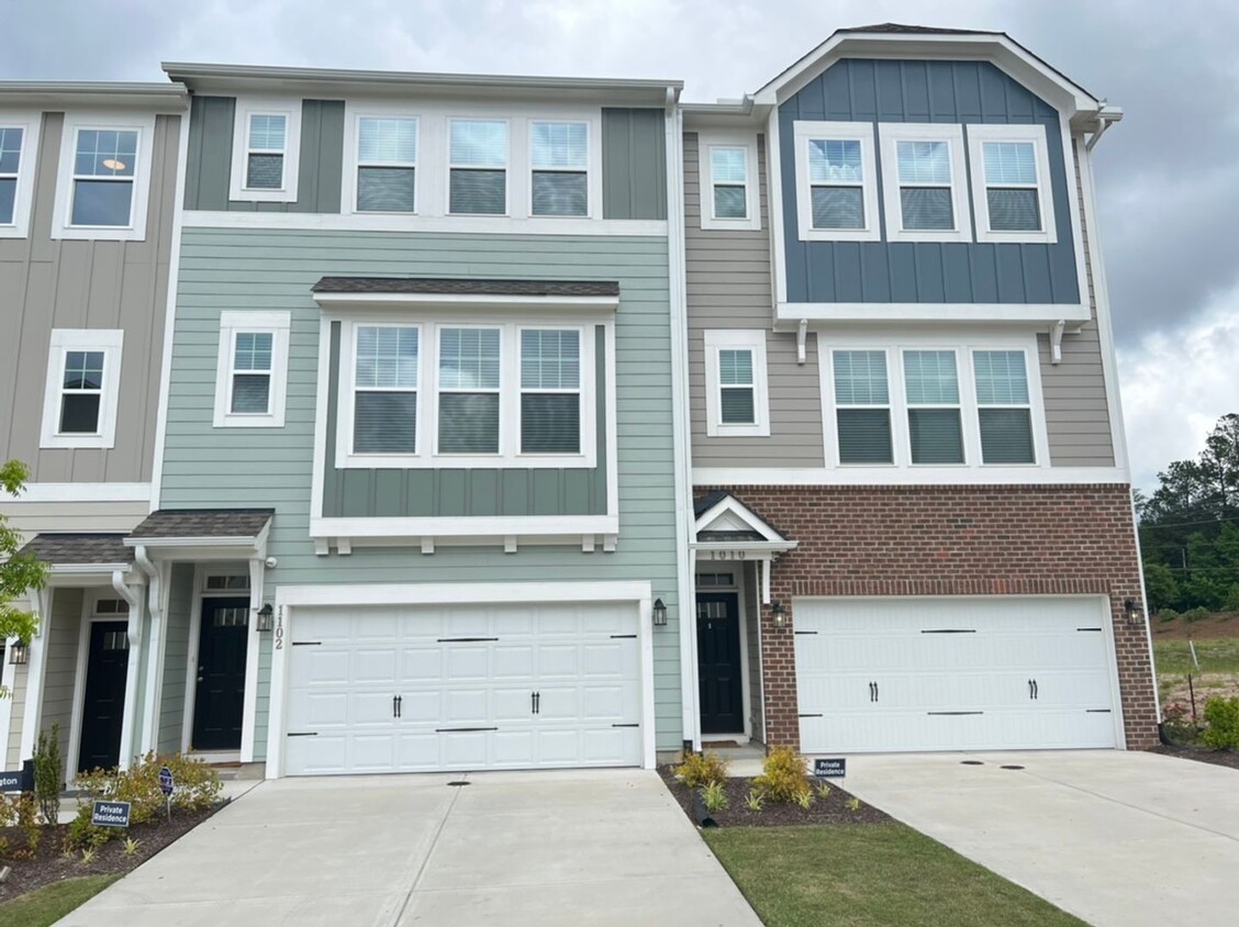 Foto principal - Spacious, Like-New Townhome with Premium F...