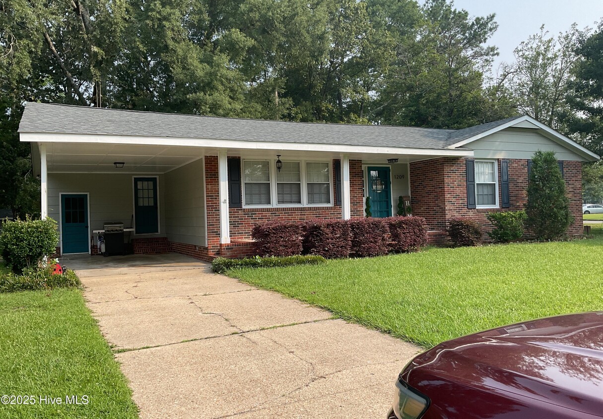 Foto principal - 1209 Logan Ct