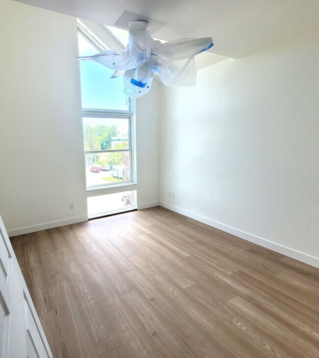 Foto del edificio - Updated Two Bedroom, Walk to Waterfront