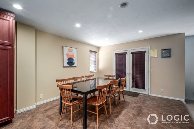 Building Photo - Fully Furnished Row End Townhome!