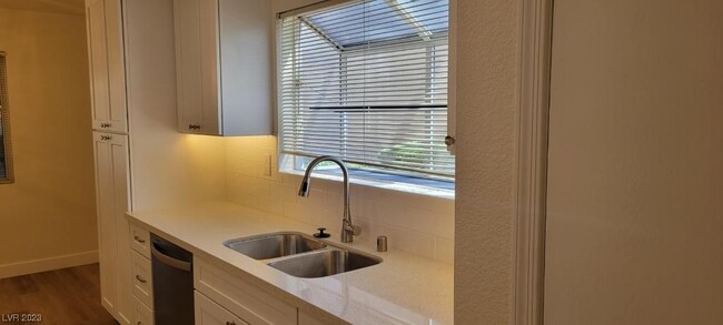 Foto del edificio - 9001 Mountain Gate Dr