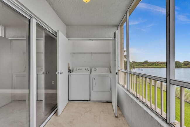 Foto del edificio - 2811 N Oakland Forest Dr