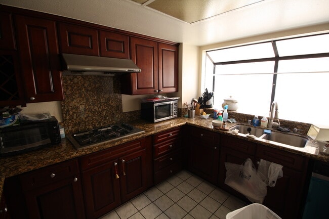 Building Photo - 111 N Marguerita Ave