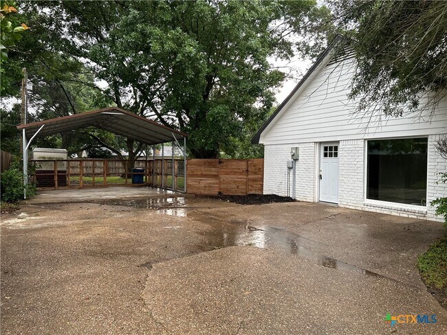 Building Photo - 321 Crescent Dr