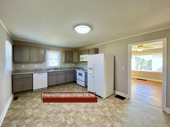 Building Photo - 160 Majestic Cir