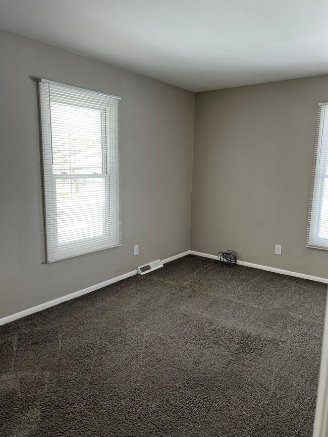 Building Photo - 770 N Main St