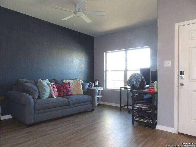 Foto del edificio - Beautiful and Spacious 4 Bedroom