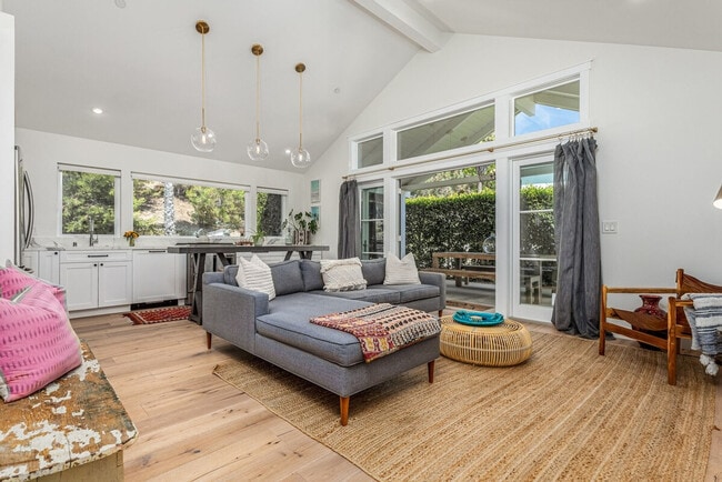 Building Photo - 727 Sonrisa St