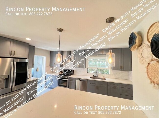 Foto del edificio - COMING SOON!!!   Beautifully Renovated 3-B...