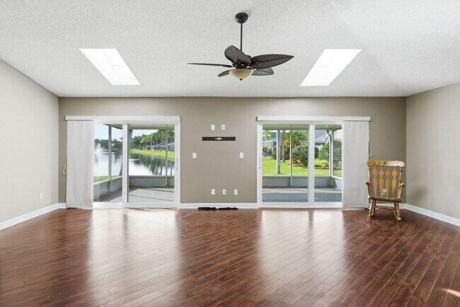Foto del edificio - 349 Fountainview Cir