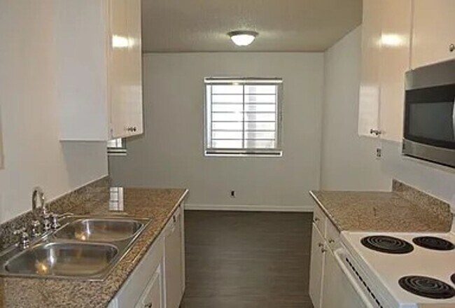 Building Photo - Updated and Spacious Condo near Shopping and Dining!