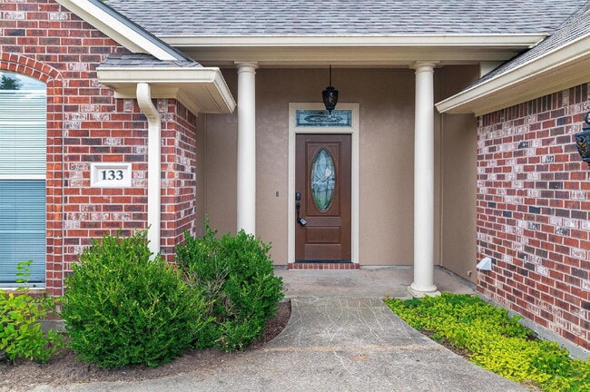 Building Photo - 133 Lone Oak Dr