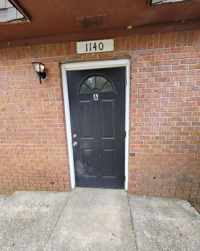 Building Photo - 1140 Lake Dr