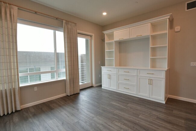 Building Photo - Stunning 3 Bedroom 2 Bath Communications Hill Beauty!!