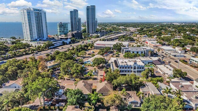 Foto del edificio - 3007 W Palmira Ave