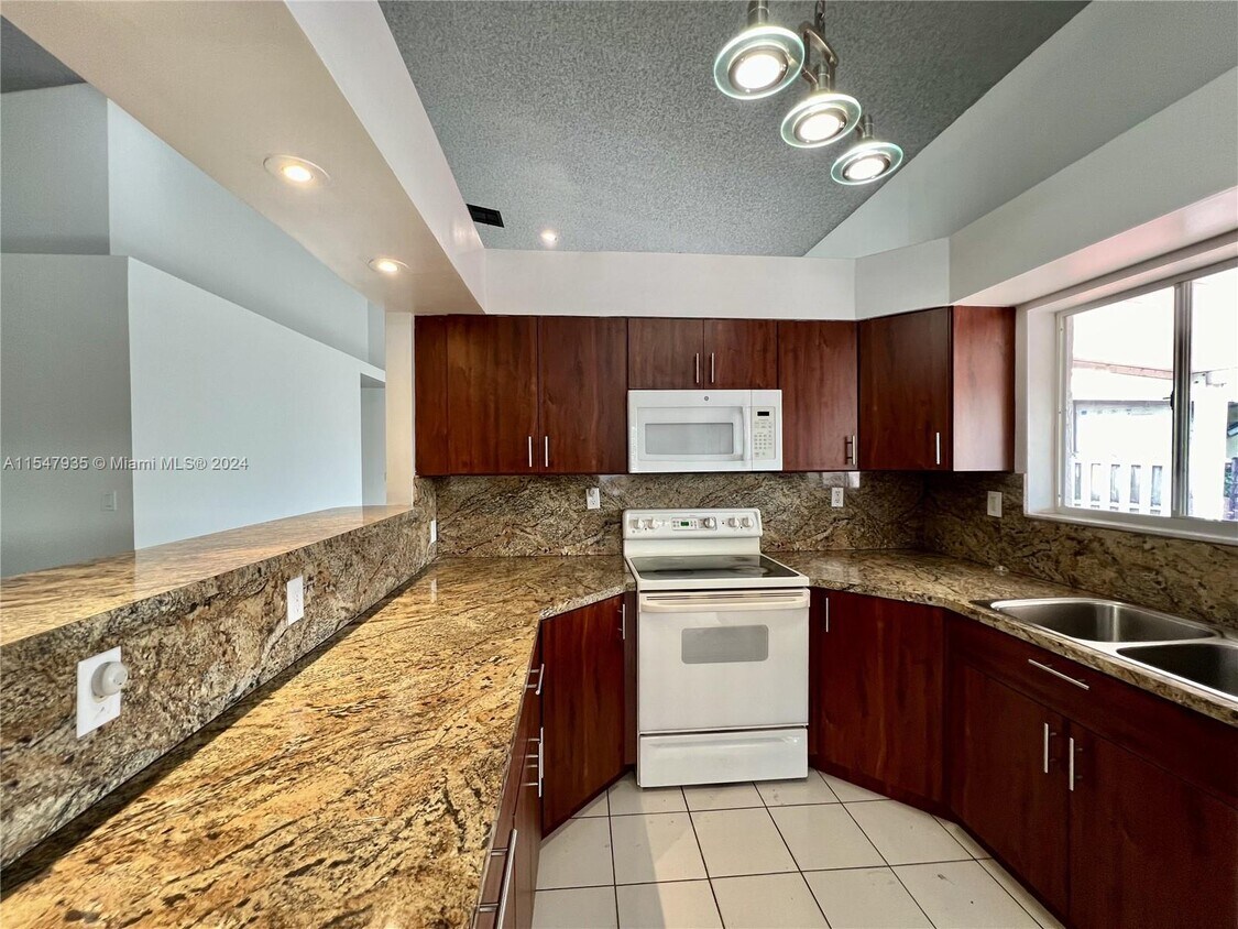 Primary Photo - 5850 SW 156th Ct