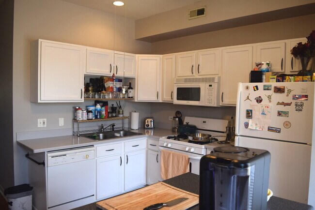 Building Photo - 4909 N Avers Ave