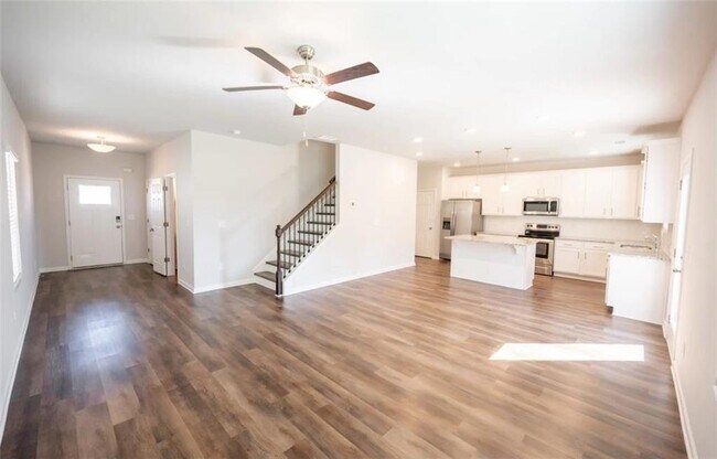 Building Photo - 2997 McKenzie Dr