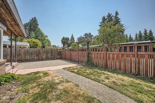 Foto del edificio - Ideally Located 3 Bed 2 Bath Lake Forest P...