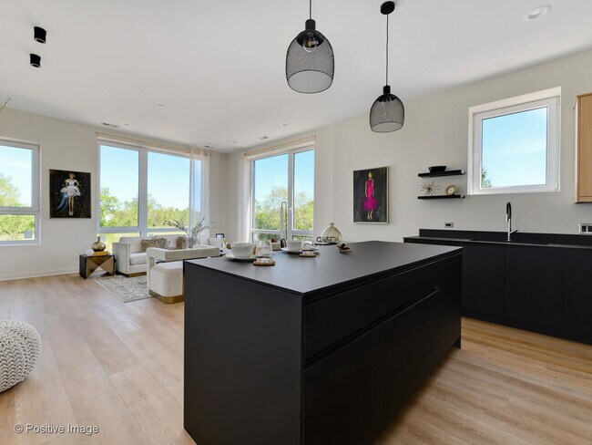 Foto del edificio - 800 E Irving Park Rd