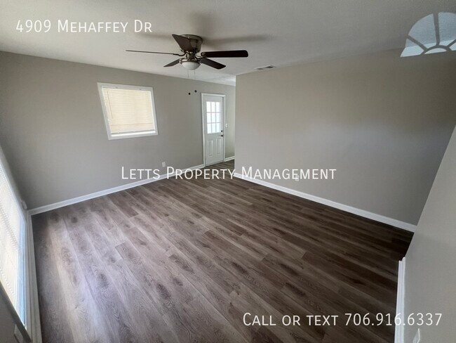 Foto del edificio - Beautifully remodeled brick ranch with a c...