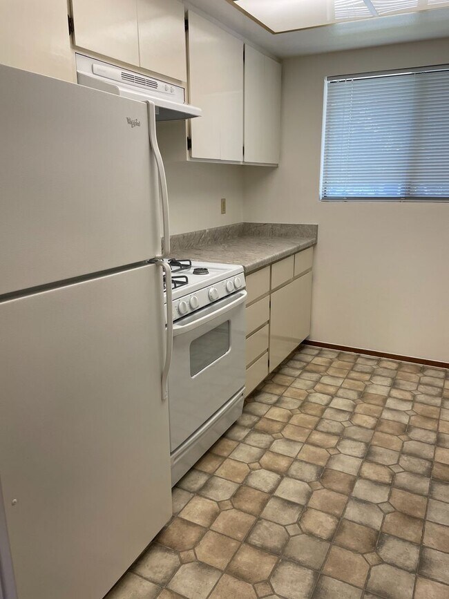 Building Photo - Very Clean 2 bedroom 1.5 bath Townhome; Ga...