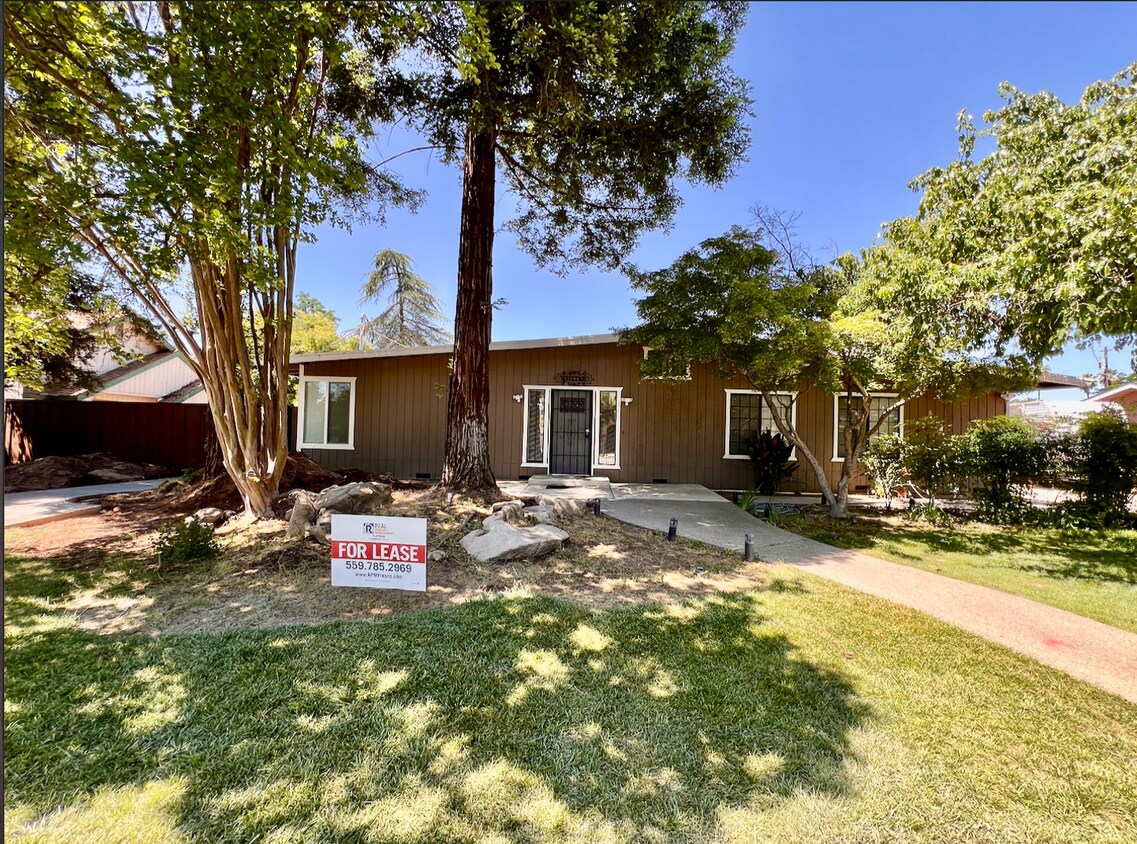 Foto principal - $2,300 Peach & Kings Canyon, 3 Bedroom - S...