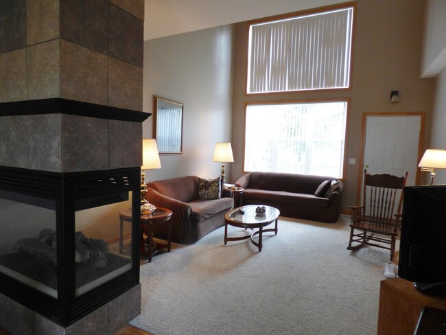 Building Photo - 3 Bedroom Townhome in Monticello, MN