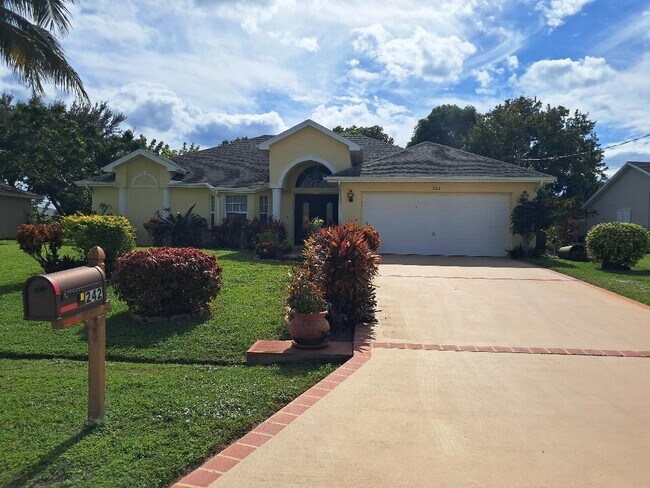 Building Photo - 242 SW Amesbury Ave