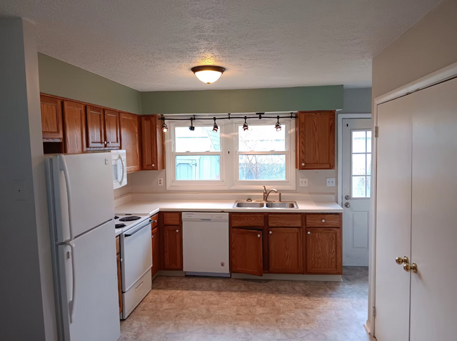 Building Photo - 209 W Green Meadows Dr