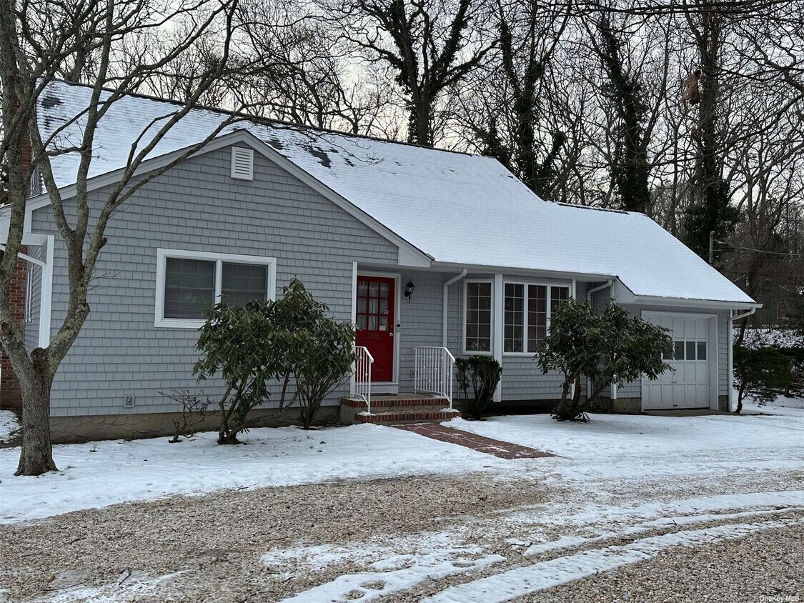 Primary Photo - 2845 N Wading River Rd