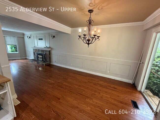 Building Photo - Spacious Upper in East Abbotsford